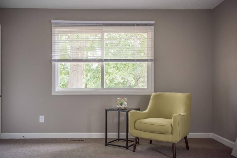Cordless Soft White Faux Wood Room Darkening Blinds V9984